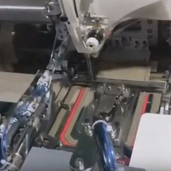 Швейный автомат для настрачивания кармана с клапаном