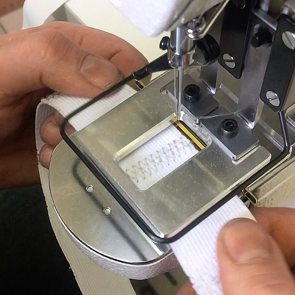 Автоматизированное решение для сшивания резинки в кольцо на базе электронной закрепочной машины Brother KE-430