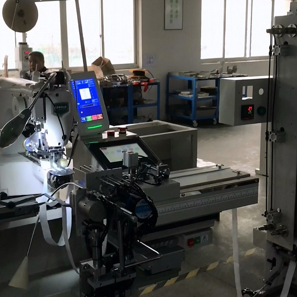 Automatic sewing machine for stitching elastic bands into a ring AAS-103E