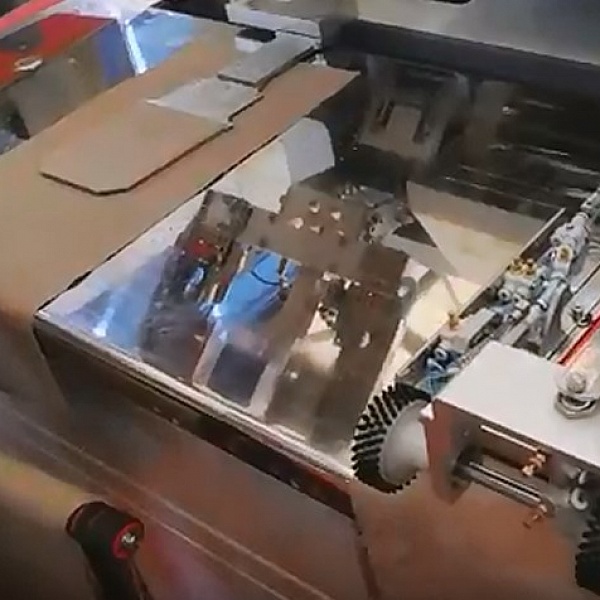Швейный автомат для настрачивания накладных карманов с клапаном RM-310PWF