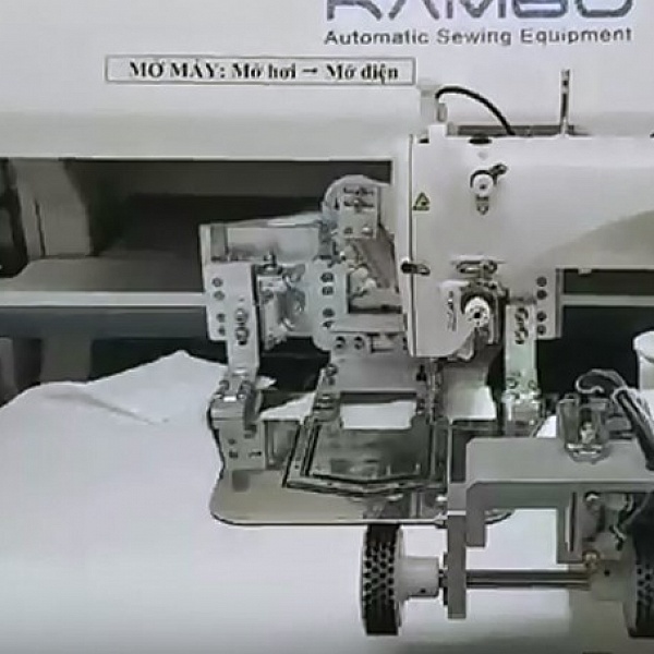Automatic sewing machine for stitching a jersey pocket